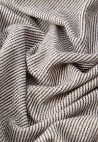 Υφασμάτινο ύφασμα με υφή, που διαθέτει στενές εναλλασσόμενες ρίγες σε μπεζ και σκούρο μπλε. Μαλακό και ευκολοφόρετο υλικό.