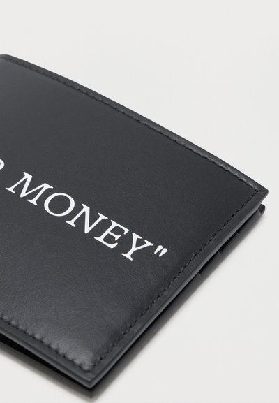 Portefeuille en cuir noir avec texte blanc affichant le mot « ARGENT » sur sa surface, présenté sur un fond clair uni.