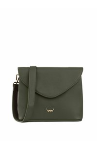 Zelená koženková crossbody taška s klopou, zlatým logem, nastavitelného popruhem a hladkým povrchem. Obdélníkový tvar s zaoblenými okraji.