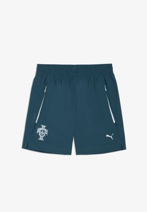 Tmavozelené športové šortky s elastickým pásom, biele logo Puma na pravej nohe a futbalový erb Portugalska na ľavej nohe.