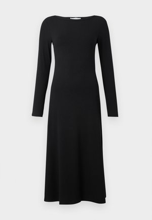 Černé šaty s dlouhým rukávem, které mají přiléhavý top a rozšířený spodek, s ripstopovou strukturou a lodičkovým výstřihem.