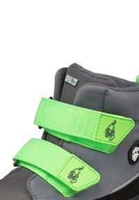 Chaussure enfant grise et noire avec deux sangles vertes brillantes réglables ornées de motifs de chats et une petite étiquette en tissu « tex ».