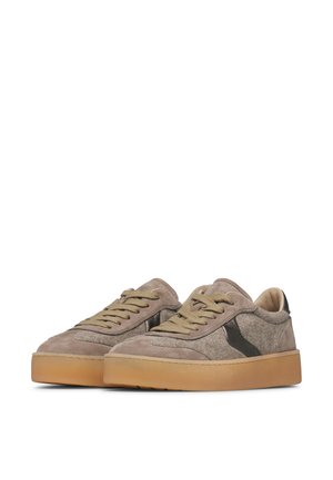 Paar braune Wildleder- und Stoff-Sneaker mit beigen Schnürsenkeln und dicken beigen Gummisohlen, leicht schräg auf weißem Hintergrund gezeigt.