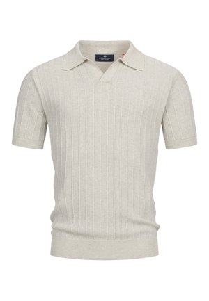 Polo de punto beige de manga corta con canalé vertical y un pequeño cuello, confeccionado en tela texturizada.