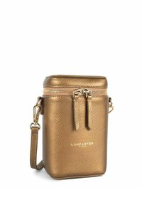 Borsa in pelle marrone con texture, chiusura con zip, due tirazip pendenti, hardware dorato e tracolla regolabile. Marcata "Lancaster Paris."