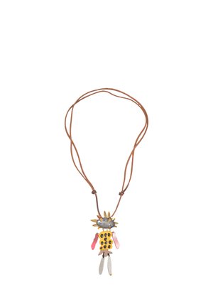 Náhrdelník s hnedým šnúrkou a príveskom v tvare štýlizovanej postavy so špicatou sivou hlavou, žltým telom s čiernymi bodkami, ružovými rukami a striebornými nohami.