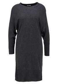 Tmavě šedé oversized pletené šaty s dlouhými rukávy, žebrovanou strukturou, širokým výstřihem a volným střihem.