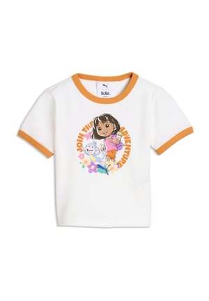 T-shirt blanc pour enfants avec bordure orange mettant en vedette Dora l'exploratrice, Boots le singe, et le texte "Join the adventure" entourés de fleurs colorées.