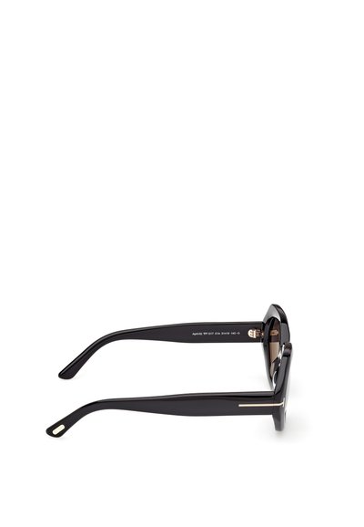 Occhiali da sole neri con lenti rettangolari, montatura in plastica lucida e aste sottili. Accenti dorati sulle cerniere, design elegante e branding minimalista.