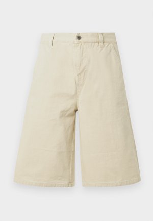 Beige kniehohe, weit geschnittene Shorts mit Gürtelschlaufen, vorderer Knopfleiste, Reißverschluss und Seitentaschen.