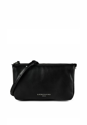 Bolso bandolera de cuero negro con correa ajustable y cremallera plateada, con la marca "Liebeskind Berlin" en el frente.