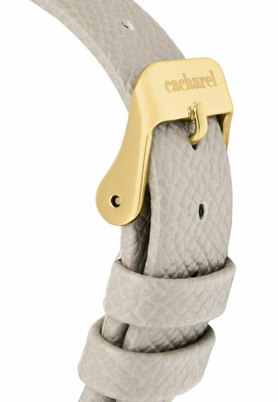 Lichtgrijze leren band met een structuur, voorzien van een goudkleurige gesp gegraveerd met "cacharel", met verstelgaatjes en twee lussen.