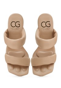 Sandales à glissière beiges avec des bandes rembourrées au niveau des orteils et de la voûte plantaire, présentant une finition mate lisse, un logo embossé et une semelle rembourrée pour le confort.