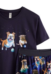 Marineblåt T-shirt- og shorts-sæt i blødt stof med farverige illustrerede bulldogs mod en rumtema-baggrund med planeter og stjerner.
