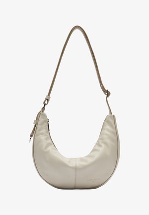 Borsa a tracolla in pelle beige con forma a mezzaluna, texture morbida e una lunga tracolla regolabile. Presenta un design minimalista e un branding discreto.