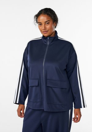 Marinefarbener Reißverschlussjacke mit hohem Kragen, zwei Fronttaschen und weißen Streifen an den Ärmeln. Hergestellt aus glattem, leichtem Stoff.