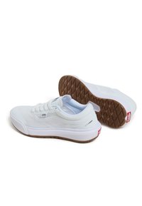 Witte canvas sneakers met een gestructureerde gumrubberen zool, platte veters en zijaccenten. Heeft een logo-label op de tong en de hiel.