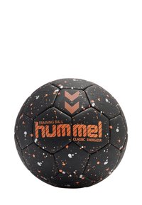 Svart träningsboll med hexagonala paneler, prydd med orange och vita sprutmönster. Hummel-logotyp och texten "Classic Energizer" synlig.