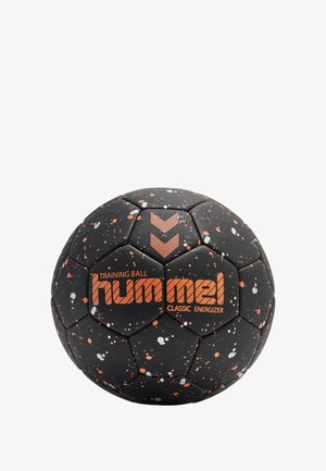 Svart träningsboll med hexagonala paneler, prydd med orange och vita sprutmönster. Hummel-logotyp och texten "Classic Energizer" synlig.