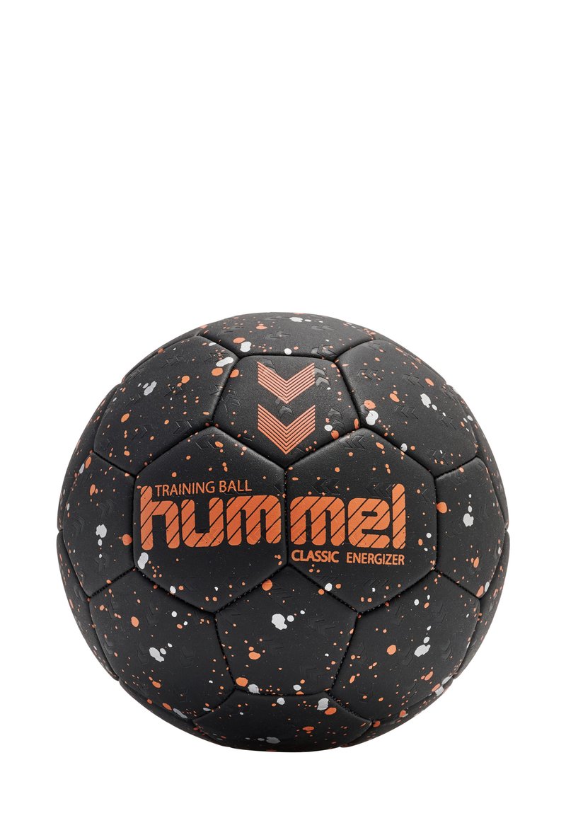 Svart träningsboll med hexagonala paneler, prydd med orange och vita sprutmönster. Hummel-logotyp och texten "Classic Energizer" synlig.