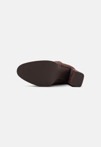Simmi London SYLVESTOR - Kõrge kontsaga saapad - chocolate
