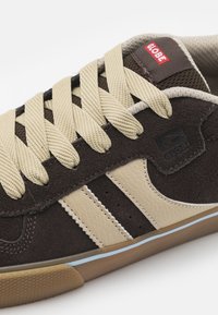 Globe ENCORE 2 - Trainers - brown