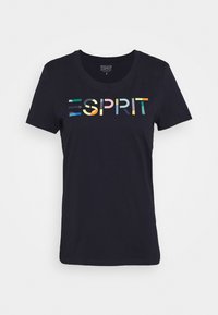 Námořnická modrá tričko vyrobené z bavlny, s barevným logem "ESPRIT" v různých vzorech a stylech na hrudi. Kulatý výstřih, krátké rukávy.