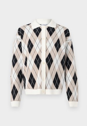 Biserna cardigan s argyle uzorkom u bež, crnoj i bijeloj boji. Ima ovratnik u krem boji i zatvaranje na dugmad. Napravljen je od mekog, teksturiranog materijala.