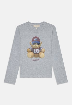 Grå langermet skjorte med grafikk av en bjørn som har på seg solbriller og en jersey med nummer 10. 'Twinset'-logoen er trykt under bjørnen.
