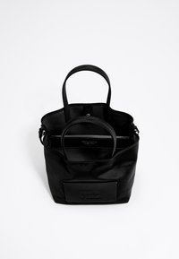 Borsa in pelle nera con due manici e superficie texturizzata. Presenta un patch con logo frontale e un piccolo scomparto interno.