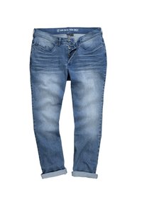 Jeans de mezclilla azul claro con corte recto, cinco bolsillos y dobladillo doblado. Presenta cierre de botón y áreas desgastadas para dar textura.