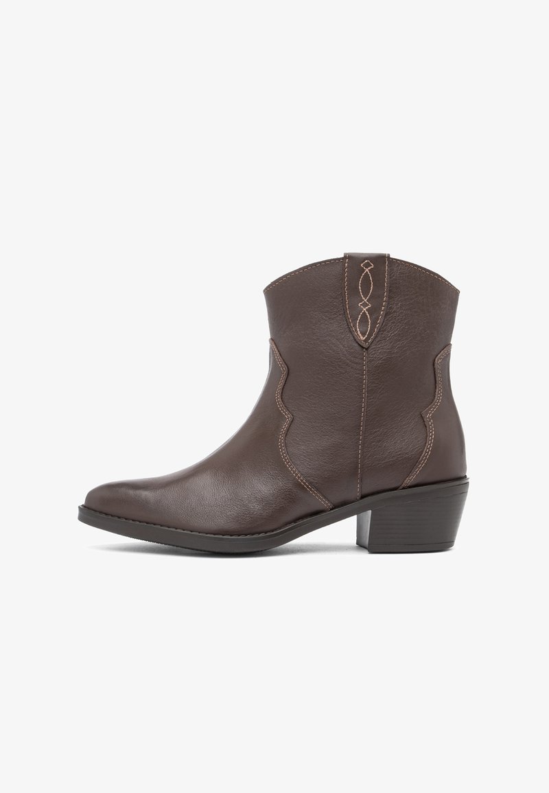 Bottine en cuir marron avec petit talon bloc, couture style western et languette sur la manchette sur fond blanc.