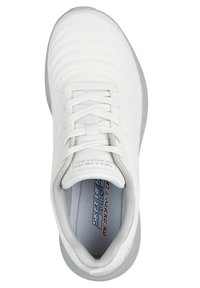 Weiße Sportschuhe mit einem strukturierten Strickobermaterial, Schnürdesign, gepolstertem Kragen und einer grauen Gummisohle. Verfügt über eine "Memory Foam"-Innensohle.