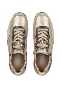 Ein Paar beige Leder- und Wildledersneaker mit schnüroberflächen im Schlangenledermuster und beigen Schnürsenkeln, von oben betrachtet.