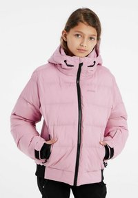 Giacca imbottita rosa con colletto alto e cappuccio regolabile. Presenta chiusura con zip, tasche laterali e dettagli neri. Design trapuntato.