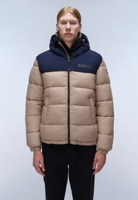 Giubbotto imbottito in beige e blu navy, con zip frontale, cappuccio e polsini elasticizzati. Realizzato in materiale imbottito con un design trapuntato.