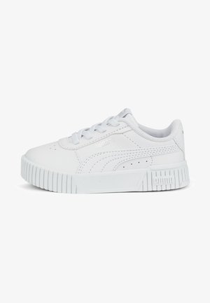 Adidași albi cu un superior din piele texturată, vârf rotund și talpă plată din cauciuc. Caracteristicile includ șireturi, perforații și un logo pe lateral.