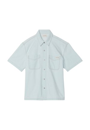 Chemise bleu clair à manches courtes avec boutons et deux poches poitrine, dont une est étiquetée avec le logo Calvin Klein.