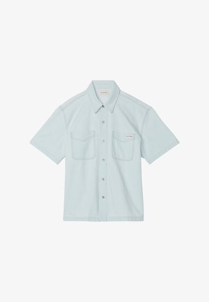Chemise bleu clair à manches courtes avec boutons et deux poches poitrine, dont une est étiquetée avec le logo Calvin Klein.