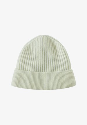 Un bonnet en tricot crème clair avec une texture côtelée, présentant un revers replié et un sommet conique. Fabriqué en tissu doux et extensible pour le confort.