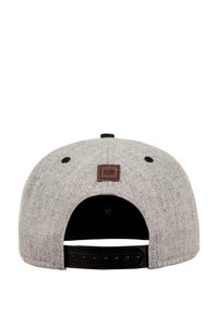 Grått stoff baseballcap med et svart justerbart bånd og en firkantet brun etikett med teksten "MSTRDS MUNICH" bak.