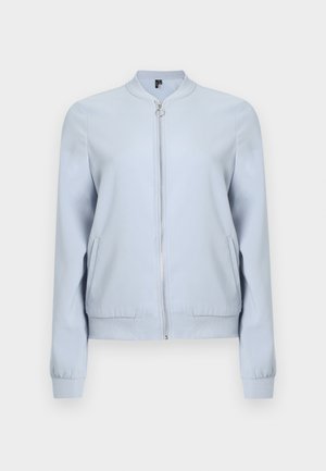 Cazadora bomber azul claro con cremallera frontal, cuello, puños y cintura acanalados y dos bolsillos laterales.