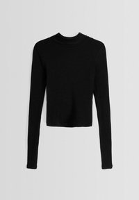 Haut long à manches noires, côtelé, avec un col montant et un ourlet cropped. Le tissu semble doux avec une silhouette ajustée et sans quincaillerie visible.