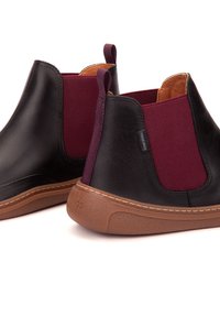 Bottines en cuir noir avec des panneaux élastiques bordeaux, une semelle en caoutchouc marron et des coutures contrastantes. Bout arrondi et détail de tirant.