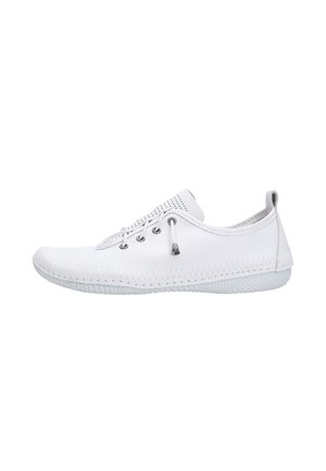 Witte casual lage sneaker met geperforeerde tong, vetersluiting en een gestructureerde zool, zijaanzicht op een witte achtergrond.