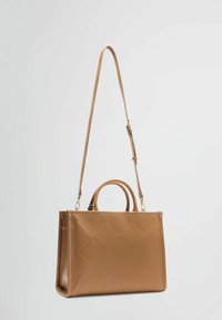 Borsa a mano in finta pelle marrone con motivo trapuntato, manici superiori doppi e tracolla staccabile; forma rettangolare con finitura liscia.