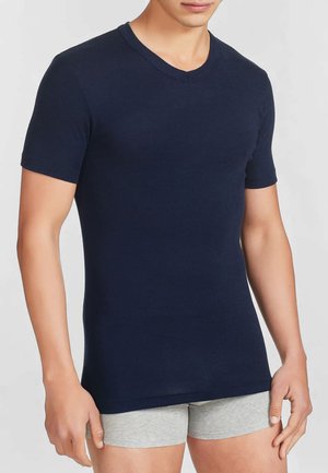 T-shirt a maniche corte blu navy con scollo a V, realizzato in tessuto morbido, design aderente, texture liscia e cuciture minime per il comfort.