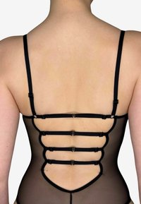 Czarny siatkowy body z regulowanymi ramiączkami; posiada wycięcie na plecach w kształcie łuku oraz poziome paski z metalowymi akcentami.