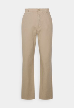 Beige gerade geschnittene Hose mit Knopfverschluss, Gürtelschlaufen und leichtem Gummizug am Bund, auf einem weißen Hintergrund präsentiert.