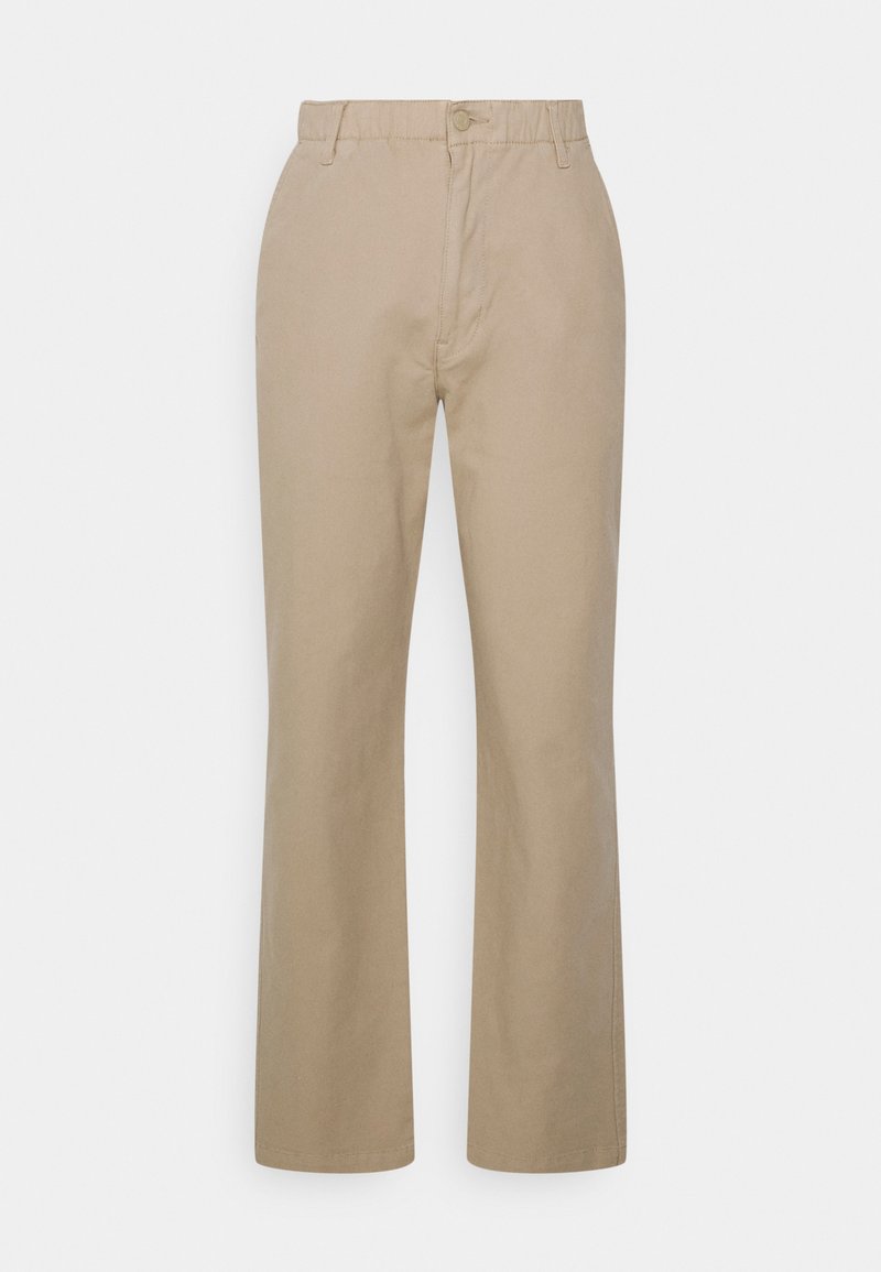 Pantalons beiges à jambe droite avec fermeture à bouton, passants de ceinture et légère élastique à la taille, présentés sur un fond blanc.
